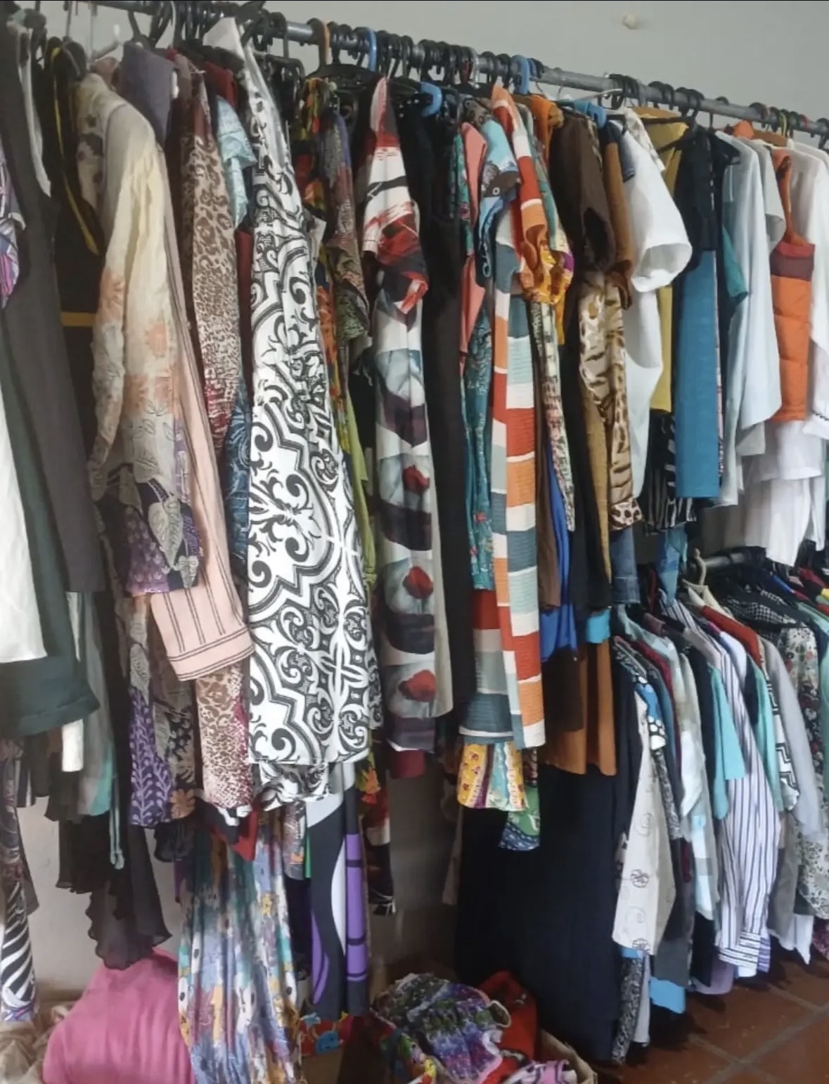 Roupas penduradas em cabides, à venda no Bazar Beneficente da APRAPI