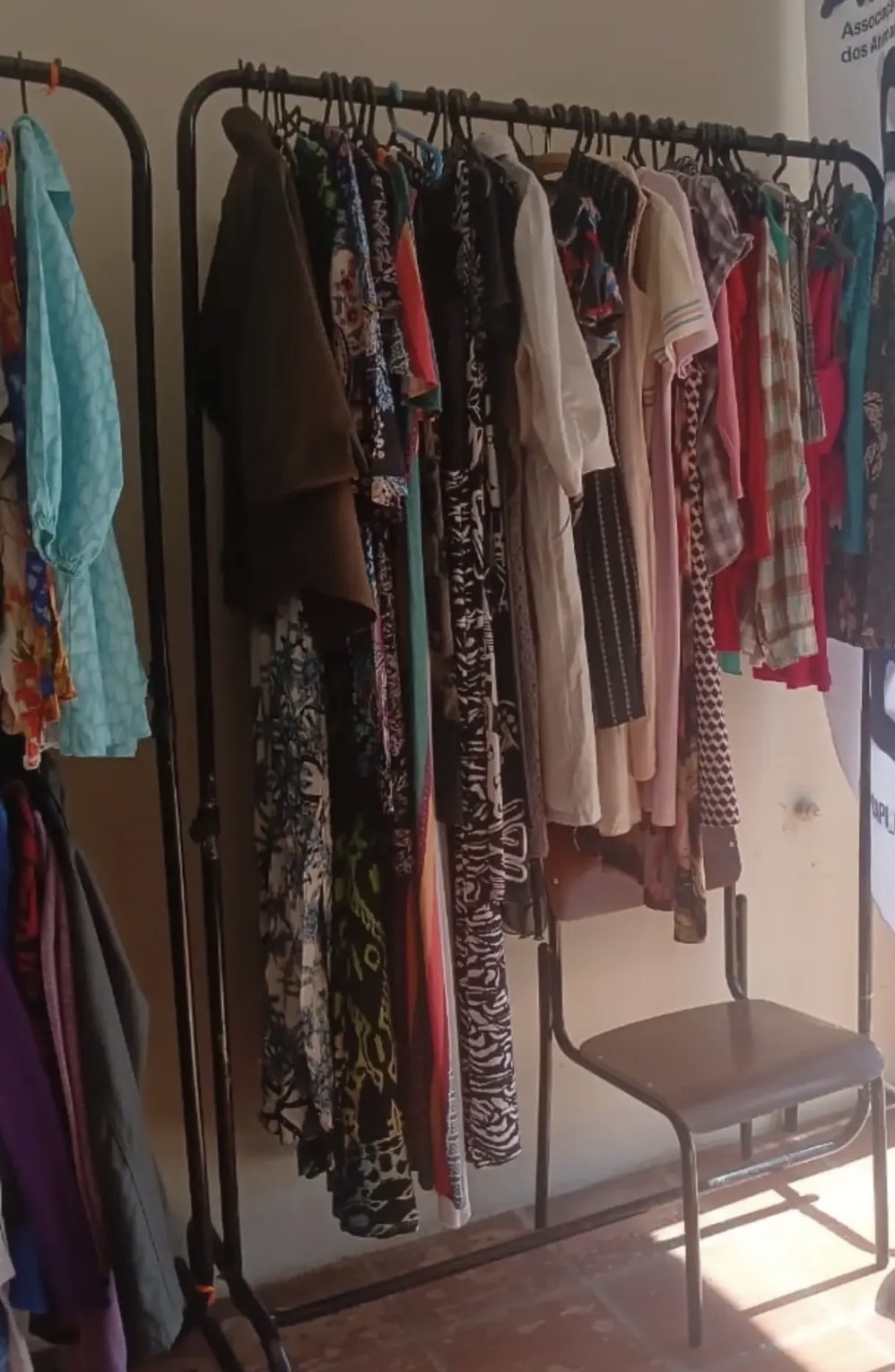 Araras com vestidos e blusas à venda no Bazar Beneficente da APRAPI